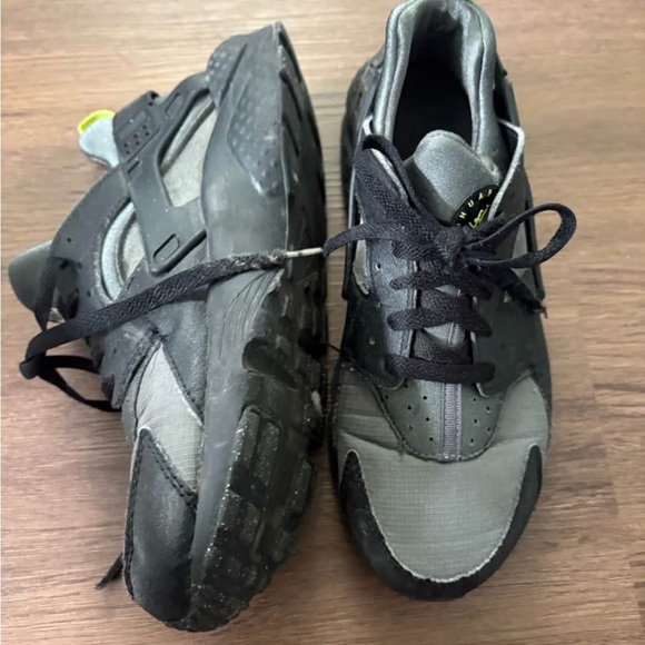 Nike Other - NIKE Black/Gray Huarache sneakers kids size 7y